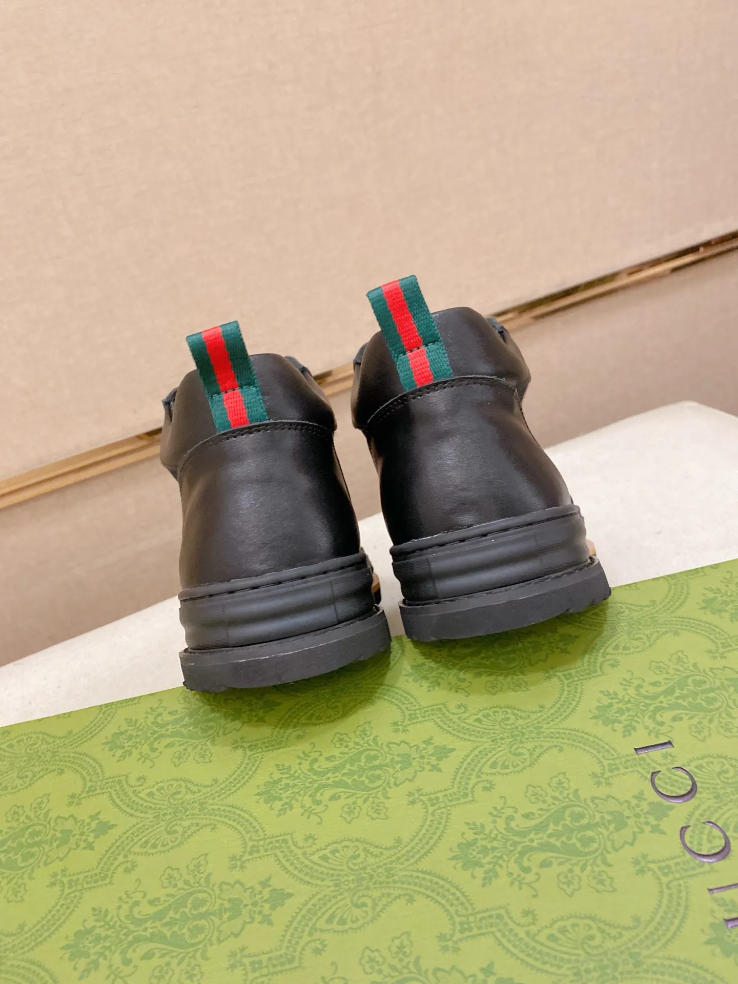 Men's shoes 💰 440 💰 High-quality new high-top GUCCI counters are on the market at the same time. The new men's shoes, 😘fabrics are selected imported cowhide, lining: sheepskin lining. 👍🏿 High-end ☄️ air-cushion molded anti-slip rubber outsole, exquisite lines, simple and elegant, comfortable and high-end for leisure travel. Code number: 38 to 44 (45 can be customized and cannot be returned or exchanged)